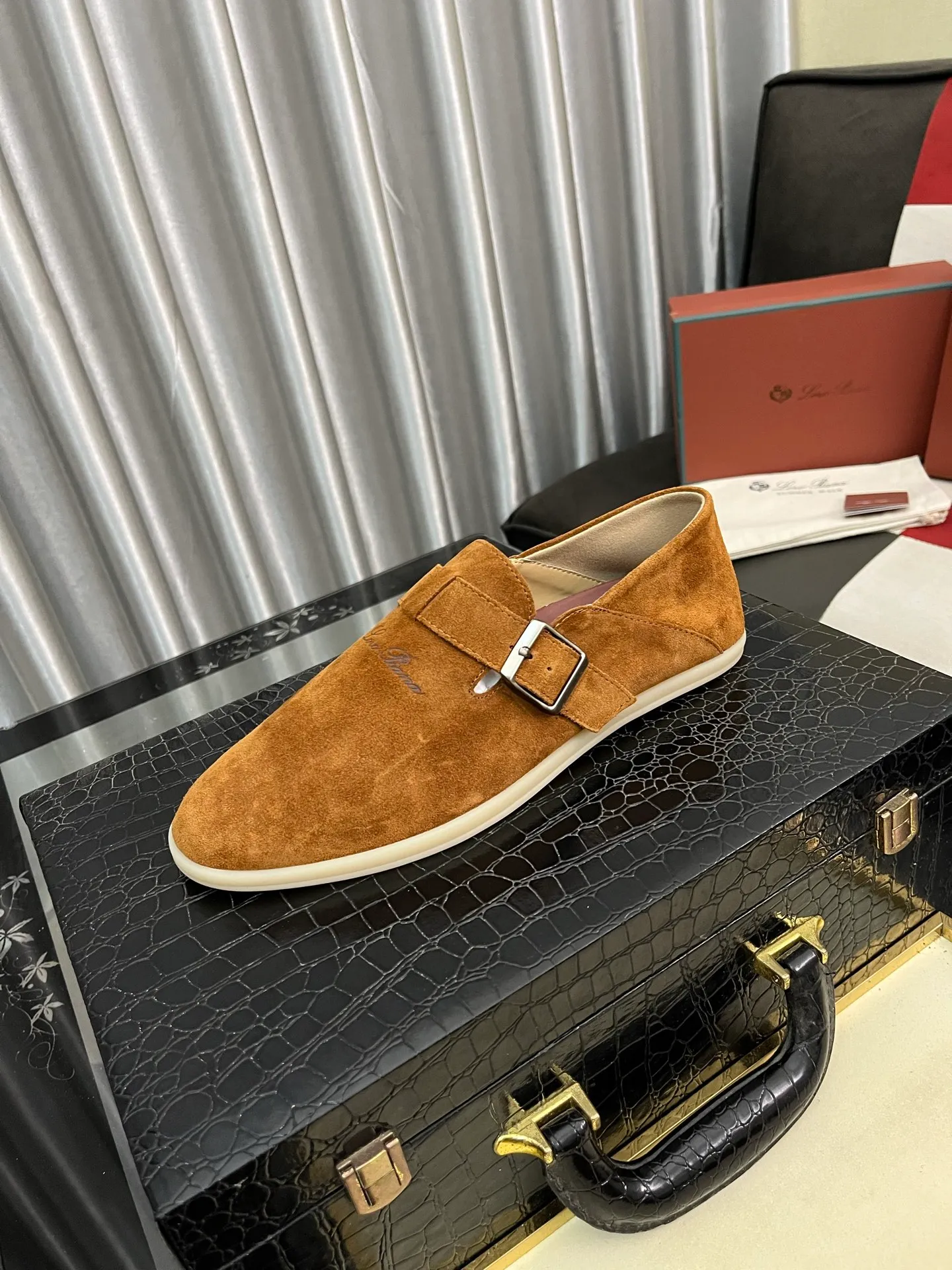 Men's men's shoes 💰458⌚️⌚️ Loro Piana's classic hot model lp top version of Pili casual shoes. It turns out that these are the casual shoes that are said to be able to walk 20,000 steps without getting tired. This pair has both good looks and feel. You will be completely lost as soon as you put it on. The minimalist design is eye-catching and durable, and it is a bonus for dressing. The soft feeling on the feet has outstanding texture, and it is very nice without abrasion on the feet. The soft and waxy soles make it easy to wear for daily use for a long time. Who can resist a pair of versatile and good-looking loafers? Don't be too elegant at all, the feel and texture of the feet are good, the key is to make the legs look longer and not tire the feet, the main thing is that it is just right!        Material: Original cowhide Lining: Original sheepskin Outsole: Original sole Size: 38-44